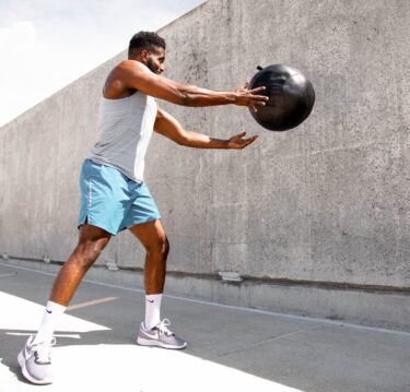 ヘルボール（メディシンボール）のトレーニング効果や方法を解説
